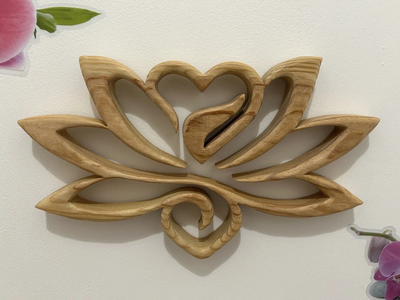 L’éclosion du lotus - en bois de pin - 28x16cms - finition fond dur et vitrificateur mat - à accrocher - VENDU ! 35€ - sur commande