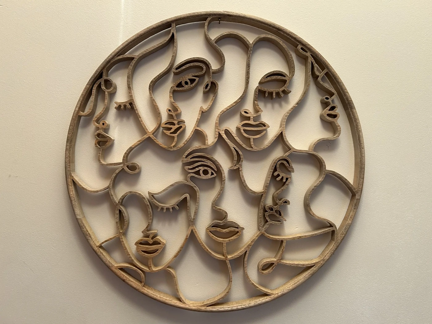 Visages -  Les visages féminins sont un livre ouvert, plein de mystères à déchiffrer et d'histoires à écouter, chacun offrant une beauté qui va bien au-delà des apparences. Réalisation en bois de manguier- 37 cms - à accrocher - 70€