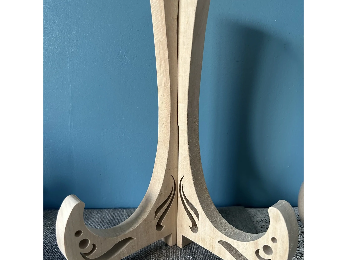 Le  support, indispensable pour y installer une création - dimension à partir de 12 cms de haut - bois de hêtre pour le plus petit et bois de pin pour le plus grand - En stock à partir de 10€