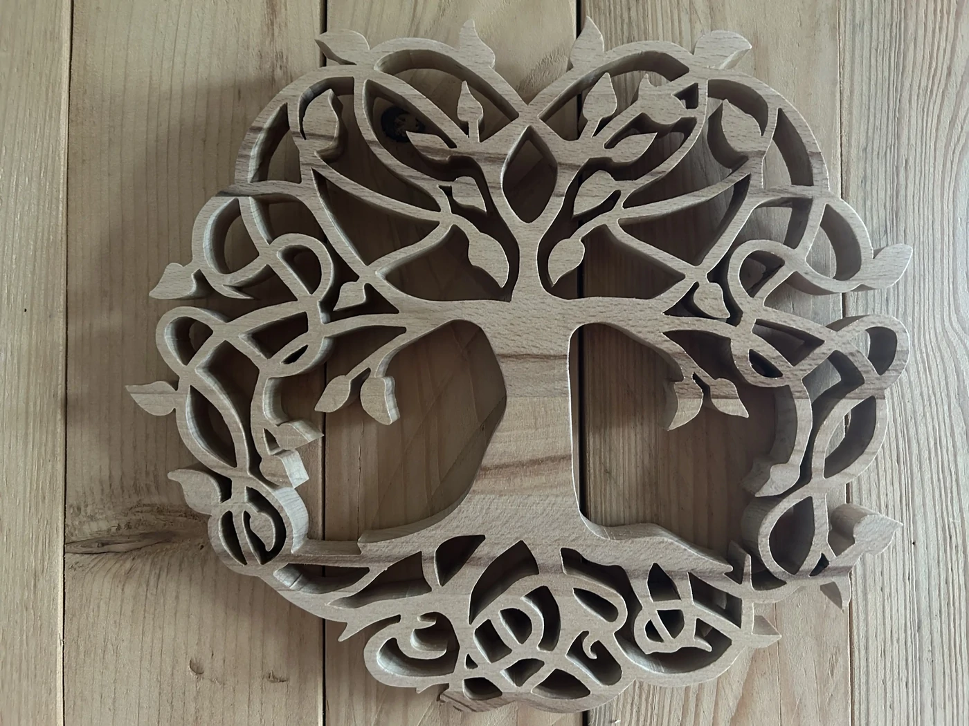 Arbre de vie celtique réalisé dans du hêtre - 24 cm de diamètre - finition fond dur - à accrocher - En stock 40€