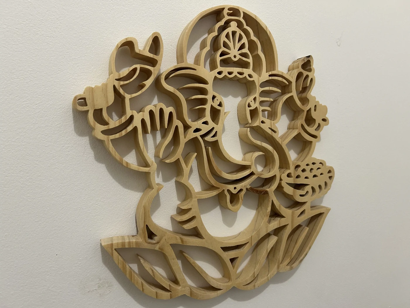 Ganesh, dieu qui lève les obstacles, symbolisant la sagesse, l’intellect, l’esprit, la conscience, et bien d’autres… - réalisé dans du pin - 27x25cm - sur commande 40€