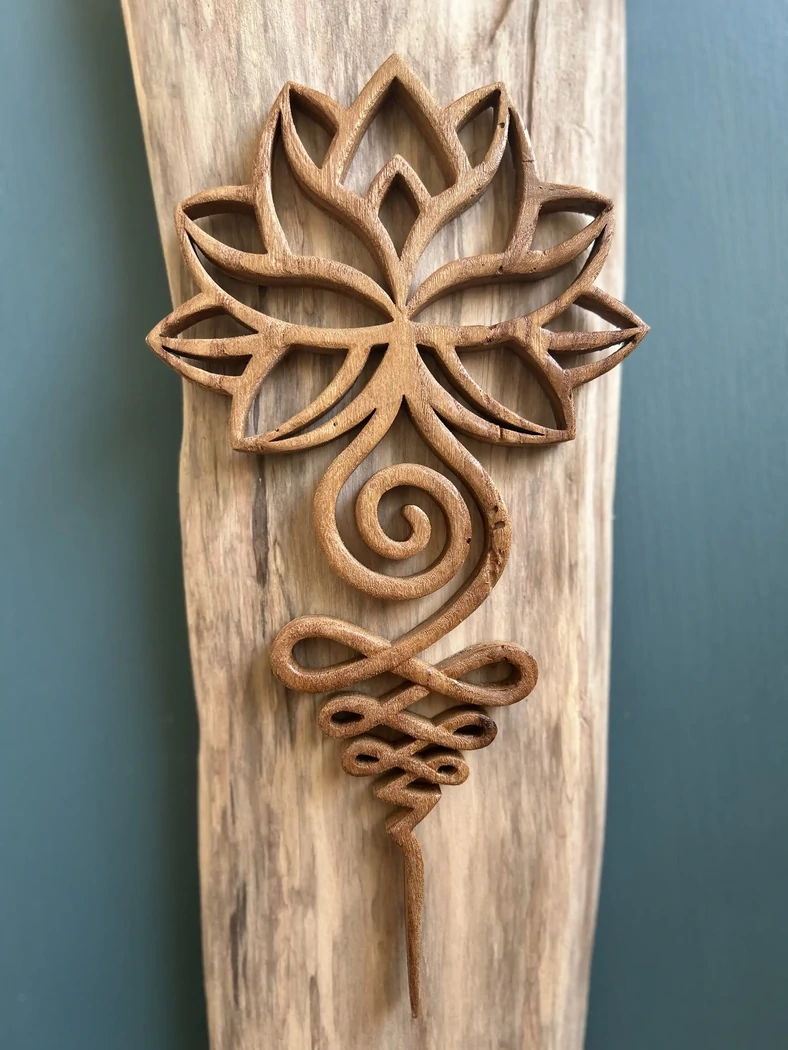 L’Unalome - symbole spirituel du chemin de vie - bois de loupe d’orme (avec ses défauts !) - 27 cms - Fond dur et vitrificateur - sur commande à partir de 35€