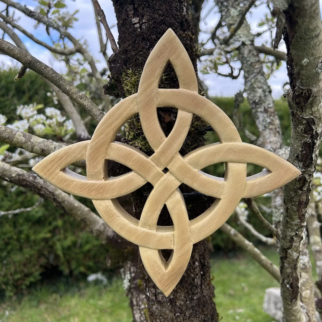 Le noeud de sorcière -protection puissante, symbolisant la féminité, l’unité… et bien d’autres significations… - 21 cms - Bois d’acacia, bois imputrescible - finition fond dur et vitrificateur mat - 35€