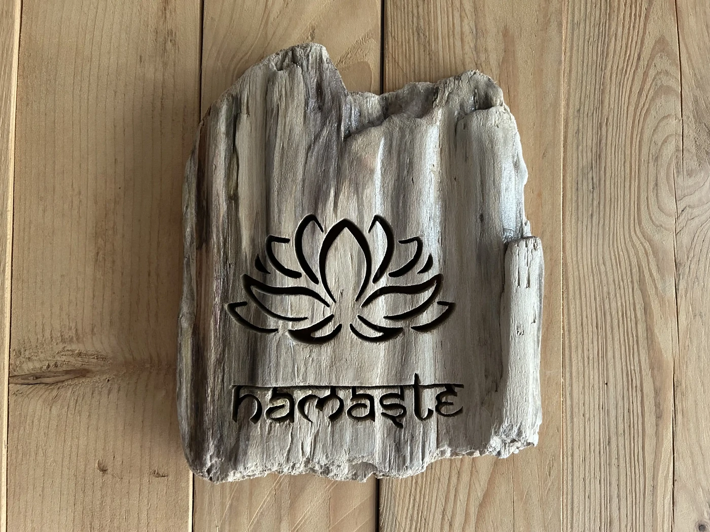Lotus Namaste - bois flotté des plages vendéennes - finition fond dur - 17x21 cms - vendu ! 35€